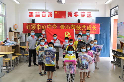 紅領巾心向黨，愛心幫扶共成長，開展愛心助學捐贈活動